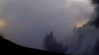 Foto : Dok. PVMBG/Gunung Marapi menyemburkan awan erupsi atau kolom dengan tinggi mencapai 1.500 meter dari puncak pada Sabtu (7/1).