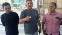 H. Suhan (tengah) didampingi kuasa hukum dan Wakil management SWP yang tenggelam di Sampang Water Park (SWP)