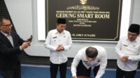 Bupati Sampang, H. Slamet Junaidi saat menanda tangani Prasasti sebagai tanda dibukanya Smart Room menuju Smart City, Rabu, (11/10/2023)