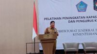 Penjabat Bupati Minahasa Dr. Jemmy S. Kumendong M.Si saat membawakan materi mengenai Kepemimpinan kepada Aparatur Pemerintah Desa (ist)