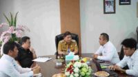 Penjabat Bupati Minahasa, Dr Jemmy S. Kumendong MSi menerima audiens dari PT PLN Nusantara Power Minahasa, Senin (16/10/2023).(ist)