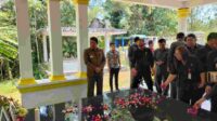Penjabat Bupati Minahasa Dr. Jemmy Komendong dan jajaran ziarah ke makam mantan Bupati Minahasa (ist)