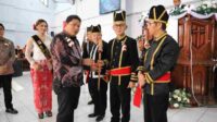 Penjabat Bupati Minahasa Dr. Jemmy S. Kumendong saat memberikan gelar adat Kawangkoan (ist)