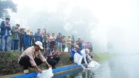 Kunjungi-Goro-di-Masjid-Ashaliyah-Bupati-Eka-Putra-juga-Melepas-Benih-Ikan-di-Embung-Talago_270124070734