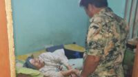 sondakh Royke Sondakh besuk kepada ibu Levina Pattyranie yang sedang sakit.