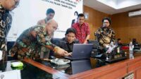 Penjabat Bupati Minahasa, Dr Jemmy Stani Kumendong saat mengisi SPT tahun 2023 dihadapan Kepala KPP Pratama Bitung Yul Heriawan, MM dan jajaran (ist)