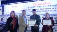 Tercepat-Susun-APB-Nagari-Bupati-Eka-Putra-Berikan-Reward_270224085912