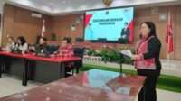 Kadis Kominfo Minahasa Maya Kainde saat menyampaikan laporan (ist)