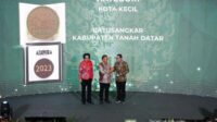 Membanggakan-Pemda-Tanah-Datar-Raih-Piala-Adipura-2-Tahun-Berturut-turut_060324055414