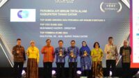 Raih-Top-BUMD-Awards-2024-Bupati-Eka-Putra-Ini-Perdana-Untuk-BUMD-Kita_210324083326