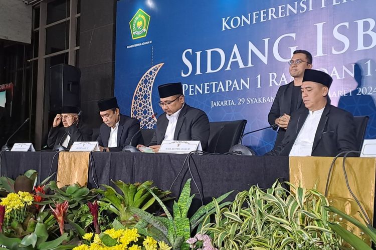 Menteri Agama Yaqut Cholil Qoumas bersama staf kementrian dalam sidang Isbad.(Foto Istimewa)