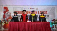 Bupati Minahasa Selatan Franky Donny Wongkar pada kegiatan wisuda Sekolah Lansia Smart Pakalowiren Desa Munte (Eka/lacakpos)