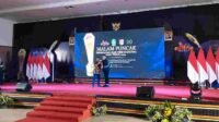 H. Slamet Junaidi menerima "PWI Jatim Awards 2024" Kategori Pembina Prestasi Porwanas dari Ketua PWI Jatim, Lutfil Hakim Saat Malam Resepsi Puncak Peringatan Hari Pers Nasional (HPN) dan HUT PWI tahun 2024 bertempat di New Sari Utama Convention Hall Kaliwates-Jember, Minggu, (28/04/2024).