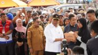 Dikunjungi-Menko-PMK-dan-Mensos-Masyarakat-Korban-Banjir-Bandang-dan-Longsor-Terima-Bantuan_210524061256