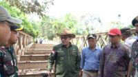 Tinjau-Pembangunan-Jembatan-Bailey-Bupati-Eka-Putra--Akses-ke-Sungai-Jambu-Bisa-di-Jangkau_200524101801