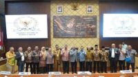 Bersama-13-Bupati-dan-Walikota-se-Sumbar-Bupati-Eka-Putra-Hadiri-RDP-di-DPR-RI_250624104234