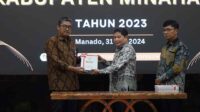 Penjabat Bupati Kabupaten Minahasa Dr. Jemmy Stani Kumendong saat menerima LHP dari BPK (ist)