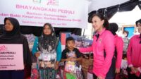 Ketum-Bhayangkari-dan-OASE-KIM-Kunjungi-Korban-Bencana-di-Tanah-Datar_070624014610