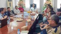 Sekretaris Daerah Kabupaten Minahasa Dr. Lynda D. Watania saat memimpin rapat (ist)
