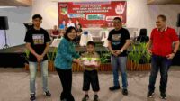 Ketua TP PKK Kabupaten Minahasa Ny. Djeneke Kumendong-Onibala, SH, MSA saat memberikan hadiah pada Acara Puncak Hari Anak Nasional ke-40 tahun 2024 (ist)