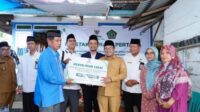 Ainil-Mardiyah-Terima-Bantuan-Rehab-RTLH-Bupati-Eka-Putra-Letakkan-Batu-Pertama_290824080824