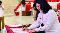 Sekretaris Daerah Kabupaten Minahasa, Dr. Lynda D. Watania, MM, M.Si saat menandatangani komitmen percepatan sertifikasi Aset Pemerintah se Sulawesi Utara (ist)