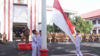 Penjabat Bupati Minahasa Dr. Noudy R.P. Tendean, SIP, MSi saat memimpin upacara (kominfo)
