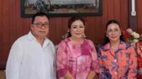 Ny. Martina Lengkong saat berada di antara Bupati Minahasa Robby Dondokambey yang juga merupakan suami dan Wakil Wakil Bupati Minahasa Vanda Sarundajang (ist)