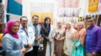 Menteri-Ekraf-Lakukan-Kunjungan-Perdana-Ke-Stand-Dekranasda-Tanah-datar_050225024620