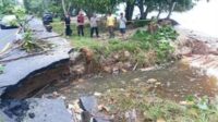 Abrasi di Jalan Trans Pesisir Pantai Bulotoan Rerer Satu (ist)