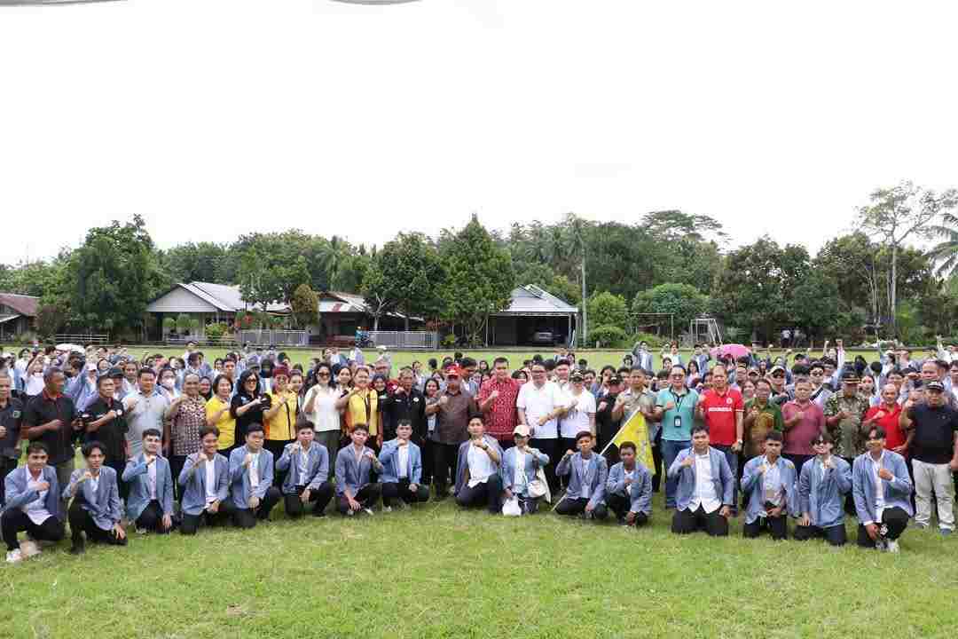 Bupati Minahasa Robby Dondokambey foto bersama para mahasiswa/i KKT Unsrat Angkatan 142 (ist)