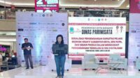 Kepala Dinas Pariwisata Kota Manado, saat membuka kegiatan Sosialisasi Pengembangan Kapasitas Pelaku Ekonomi Kreatif di Atrium Mega Mall Manado, Jumat (13/6/2025). Kegiatan ini menjadi bagian dari rangkaian Pemilihan Nyong dan Noni Manado 2025 yang menekankan pentingnya peran pemuda dalam menghadapi tantangan era digital dan mempromosikan budaya lokal secara berkelanjutan.(Ivan/lacakpos.co.id)