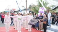 Wakil Bupati Minahasa, Vanda Sarundajang melepas peserta gerak jalan (ist)