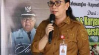 Wakil Bupati Minahasa Vanda Sarundajang saat membawakan sambutan pada ibadah pemakaman Hukum Tua Desa Lemoh