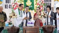 Tampak Wakil Bupati Minahasa Vanda Sarundajang serta Pdt. Tonny Daud Kaunang, S.Th., MM dalam ibadah perayaan syukur HUT ke-41 GMIM Eben Haezer Tombasian Bawah (ist)