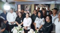 Wakil Bupati Minahasa Vanda Sarundajang, Kadis Kominfo Maya Kainde serta ASN Pemkab Minahasa membawakan pujian penghiburan (ist)