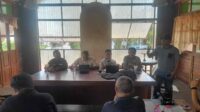 Manajemen PT Hakian Wellem Rumansi (HWR) saat menggelar konferensi pers di Warung Kobong, Senin (30/06/2025), membantah tudingan terkait tambang ilegal dan pencabutan izin operasi. Terlihat dari kiri ke kanan: Winbun Maharia (Kepala Teknik Tambang), Adrianus Tinungki (Konsultan Perizinan), serta tim pendamping hukum dan teknis perusahaan. Foto : Ivan/lacakpos.co.id