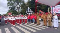 Mewakili Bupati Minahasa Robby Dondokambey, S.Si, MAP, Asisten 1 Drs. Riviva Maringka membuka lomba gerak jalan (ist)