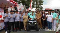 Wakil Bupati Minahasa, Vanda Sarundajang, SS saat berfoto bersama peserta pawai HUT ke-80 RI di Sonder, Selasa (19/08/2025) foto:ist