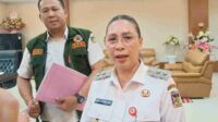 Wakil Bupati Minahasa Vanda Sarundajang didampingi Kepala BPBD Minahasa Lona Wattie (intana)