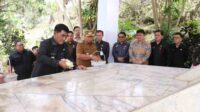 Gubernur Sulawesi Utara, Mayjen TNI (Purn) Yulius Selvanus, SE, bersama Bupati Minahasa Robby Dondokambey ziarah ke makam Dr. GSSJ Ratulangie (ist)