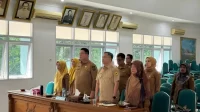 69221-wabup-tanah-datar-ikuti-rakor-tekankan-stabilitas-harga-di-daerah