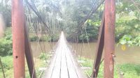 Jembatan gantung di Desa Waringin Lelewi, Kecamatan Kao (fic/lacakpos.co.id)