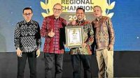 Dirut Bank Sampang, Syaifullah Asyik (nomor 2 dari kiri) saat menerima penganugerahan "Kinerja Keuangan Sangat Baik" di Ajang "The Best Regional Champion 2026" yang digelar di Hall Alila Hotel Laweyan Solo Jateng, Kamis (16/04/2026).