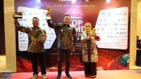 Bupati Sampang, H. Slamet Junaidi (tengah) didampingi Dirut Bank Sampang, Syaifullah Asyik dan Komisaris Utama, Hj. Ummu Hani usai raih "Top Pembina Award" pada Pada "Ajang TOP BUMD Award 2026" yang digelar di Hotel Raffles, Jakarta, Senin (13/04/2026)
