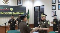Kajari Sampang, Mochamad Iqbal Saat melantik dan mengambil Sumpah sekaligus memimpin Sertijab Kasi Pidum Kejaksaan Negeri Sampang, Kamis, (24/04/2026)