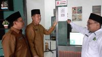 Pemkab Sampang yang diwakili Asisten 1 Setdakab, Sudarmanto dan Kabag Kesra, Dr. Syaiful Muqoddas, MT didampingi Wahyu Hidayat mewakili Kakankemenag dan Abdul Wahab selaku Penyelia Halal MUI Sampang saat menyerahkan "Sertifikat Halal" ke Pengelola "DK Coffee&Resto" Selasa (05/05/2026)