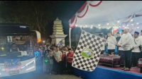 Bupati Sampang, H. Slamet Junaidi didampingi Forkopimda saat melepas keberangkatan 618 Jemaah Haji di depan Pendopo Trunojoyo, Jumat (08/05/2026).