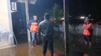 Camat Kao terjun langsung ke lapangan melihat Ruma.warga yang terdampak banjir di desa jati kecamatan Kao (ist)