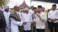 Bupati Halmahera Utara, Hein Babua Serahkan Hewan Kurban (fic/lacakpos.co.id)